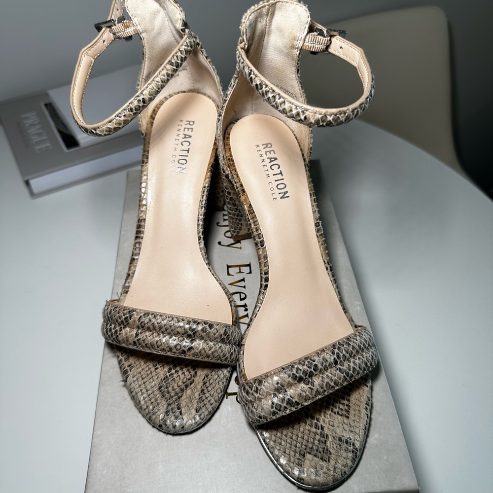 Kenneth Cole Reaction Tan Snakeskin Sandals - Chic Textured Slip-On Summer Shoes
